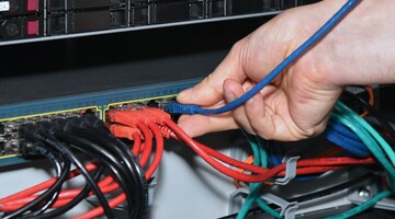 Fotografia przedstawia administrator&oacute;w CK podczas pracy w Centrum Przetwarzania Danych