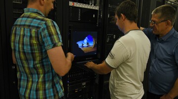 Fotografia przedstawia administrator&oacute;w CK podczas pracy w Centrum Przetwarzania Danych