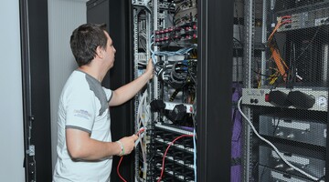 Fotografia przedstawia administrator&oacute;w CK podczas pracy w Centrum Przetwarzania Danych