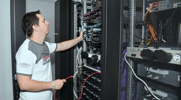 Fotografia przedstawia administrator&oacute;w CK podczas pracy w Centrum Przetwarzania Danych