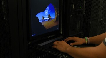 Fotografia przedstawia administrator&oacute;w CK podczas pracy w Centrum Przetwarzania Danych