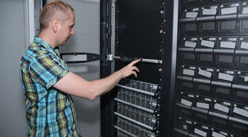 Fotografia przedstawia administrator&oacute;w CK podczas pracy w Centrum Przetwarzania Danych