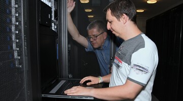 Fotografia przedstawia administrator&oacute;w CK podczas pracy w Centrum Przetwarzania Danych