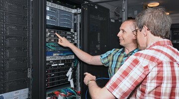 Fotografia przedstawia administrator&oacute;w CK podczas pracy w Centrum Przetwarzania Danych