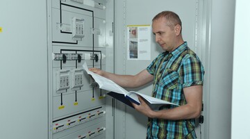 Fotografia przedstawia administrator&oacute;w CK podczas pracy w Centrum Przetwarzania Danych